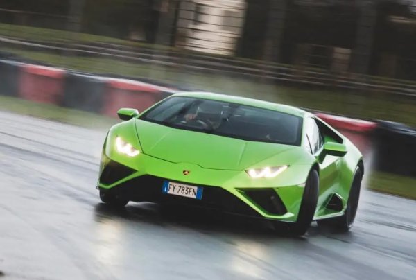 Само притежател на някой от редките, уникално скъпи, ръчно направени автомобили може да усети разликата с това Lamborghini, което &nbsp;носи &nbsp;своя душа и кара околните да спрат, за да го зяпат. Hurac&aacute;n е може би базовото ниво за луксозния бранд, но в никакъв случай втора ръка качество. Изключително стилен, носещ натурален V10 двигател, който съчетава скорост и отговорно държане на пътя.

Версията Evo се предлага и с много рядко задно задвижванe, което позволява на колата да конкурира съперниците от McLaren и Ferrari. Добрият стар двигател гарантира 631 коня. Ако ви е нужен повече адреналин, тогава налице е по-якият Hurac&aacute;n STO, реално роднина на Porsche 911 GT3. Олекотен, по-бърз, нищо че компанията го е снабдила с цитирания горе мотор.
